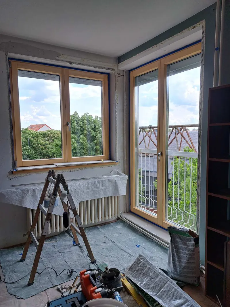 Obrada špaletni — tokom radova: montaža gips-karton ploča i aluminijumskih lajsni, stolarija zaštićena trakom